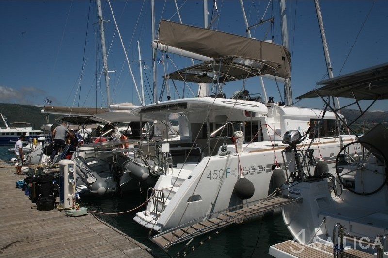 Lagoon 450  Flybridge - Yacht Charter Sailica