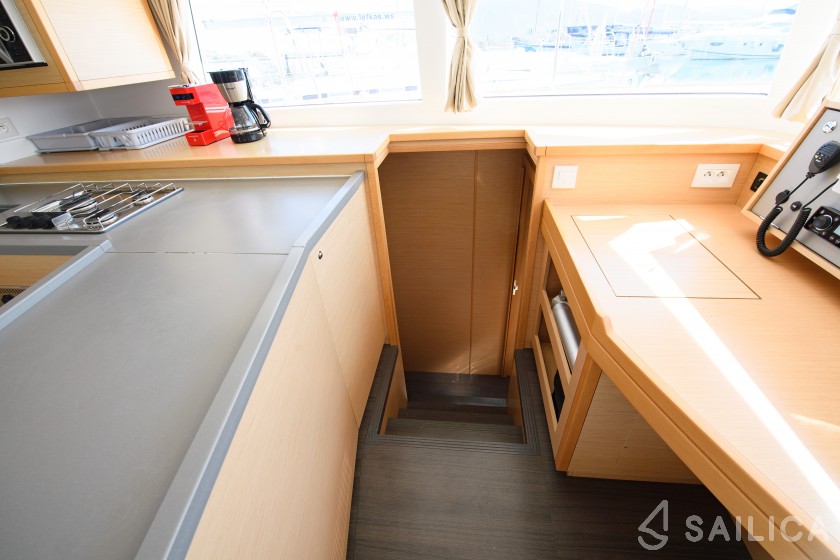 Lagoon 450  Flybridge - Yacht Charter Sailica