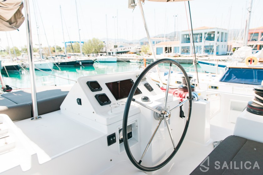 Lagoon 450  Flybridge - Yacht Charter Sailica