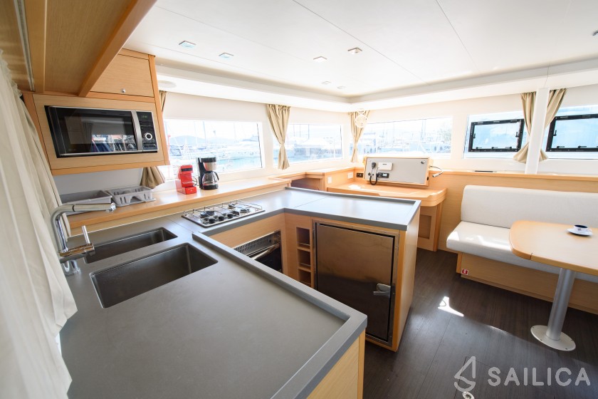 Lagoon 450  Flybridge - Yacht Charter Sailica
