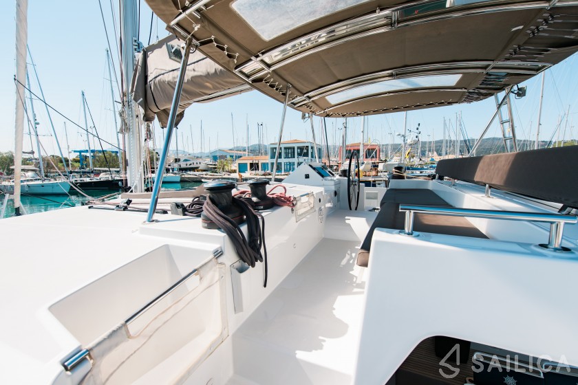 Lagoon 450  Flybridge - Yacht Charter Sailica