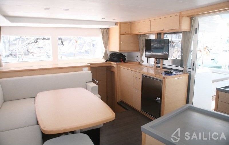 Lagoon 450  Flybridge - Yacht Charter Sailica