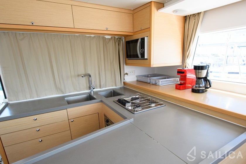 Lagoon 450  Flybridge - Yacht Charter Sailica