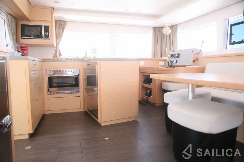 Lagoon 450  Flybridge - Yacht Charter Sailica