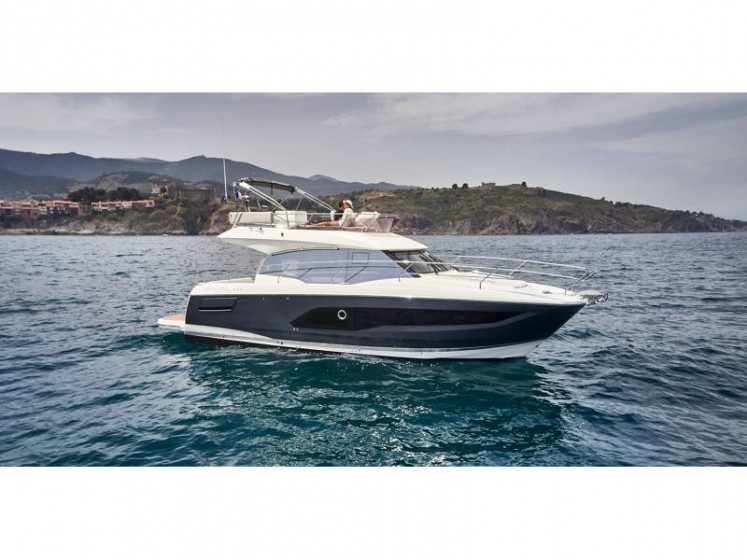 Prestige 42 Fly - Yacht Charter Sailica