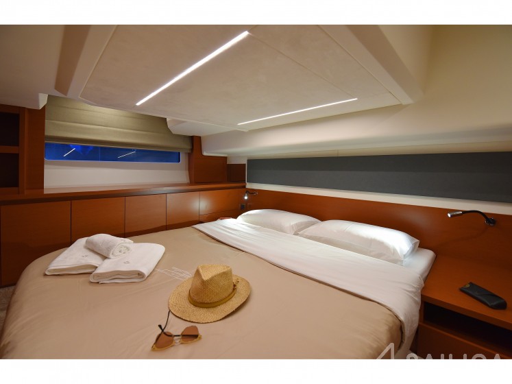 Prestige 42 Fly - Yacht Charter Sailica