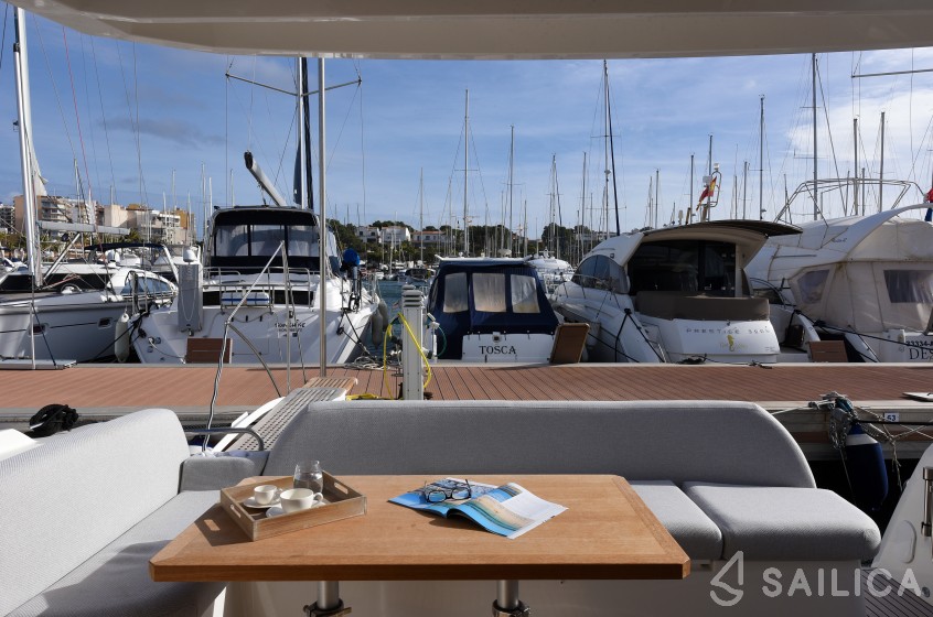 Prestige 42 Fly - Yacht Charter Sailica