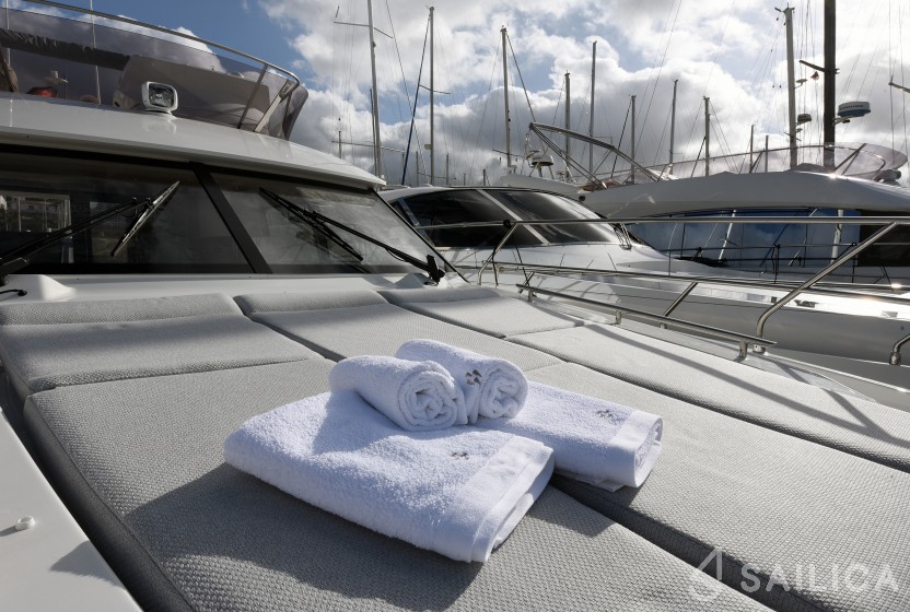 Prestige 42 Fly - Yacht Charter Sailica