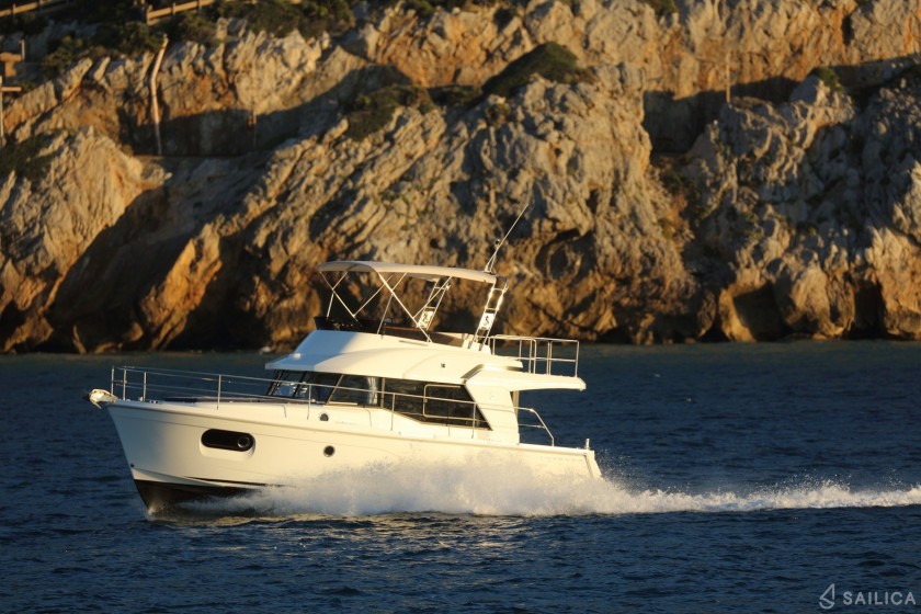 Swift Trawler 35 - Yacht Charter Sailica