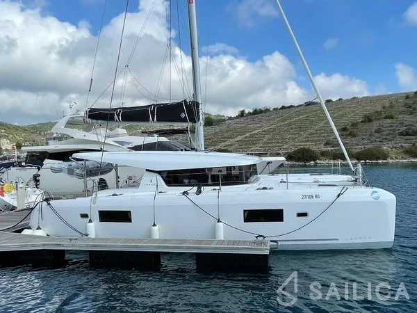 Lagoon 42 - Yacht Charter Sailica