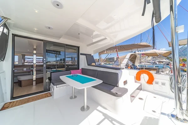 Lagoon 42 - Yacht Charter Sailica
