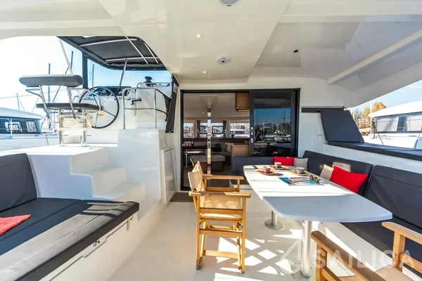 Lagoon 42 - Yacht Charter Sailica