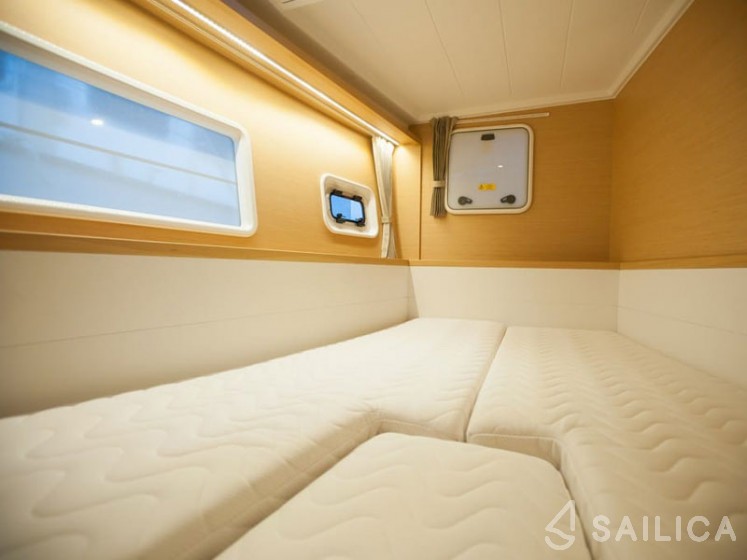 Lagoon 400 S2 - Yacht Charter Sailica