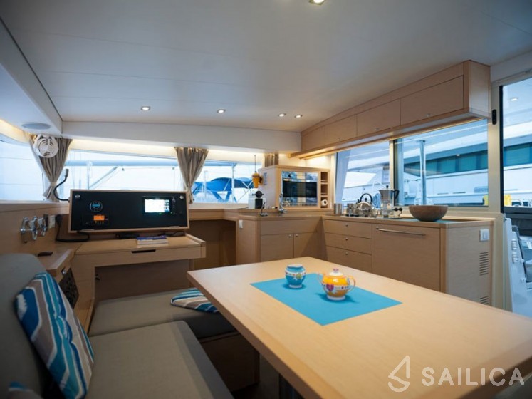 Lagoon 400 S2 - Yacht Charter Sailica