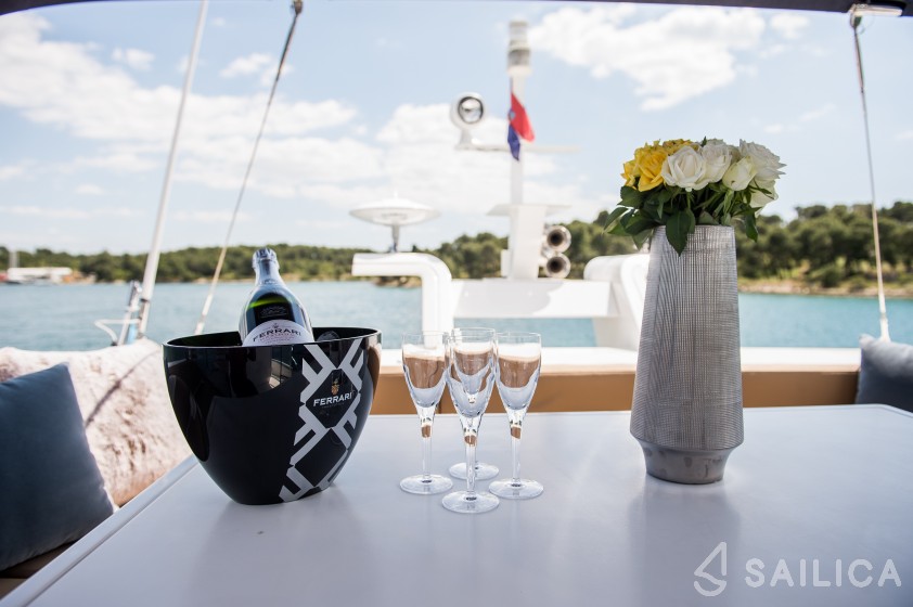 Fairline Squadron 42 - Yacht Charter Sailica