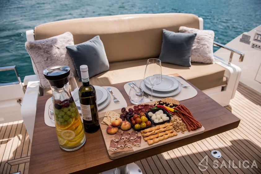 Fairline Squadron 42 - Yacht Charter Sailica