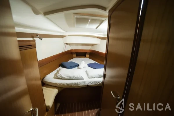 Sun Odyssey 42i - Yacht Charter Sailica