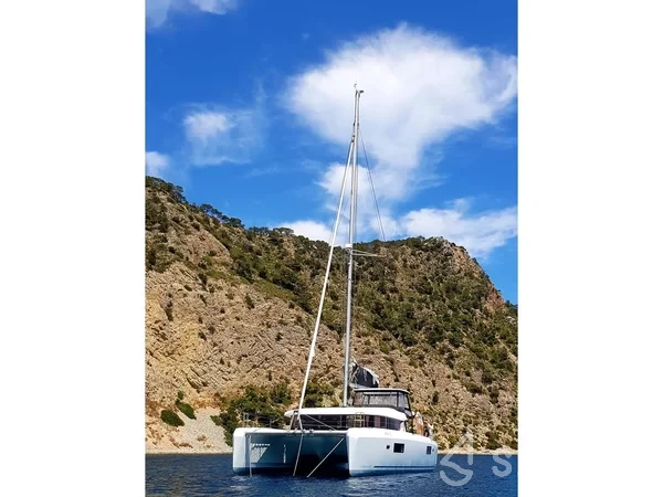 Lagoon 42 - Yacht Charter Sailica