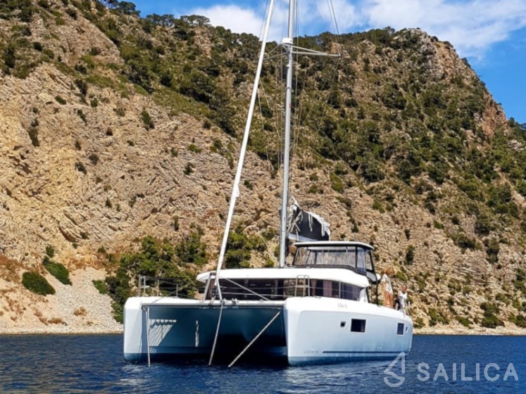 Lagoon 42 - Yacht Charter Sailica