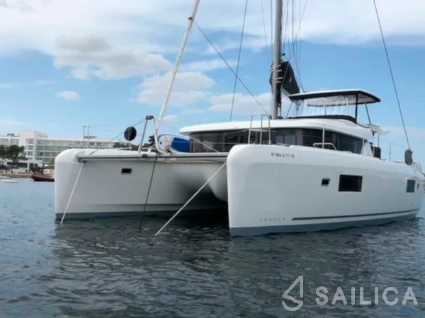 Lagoon 42 - Yacht Charter Sailica