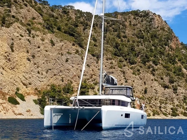 Lagoon 42 - Yacht Charter Sailica