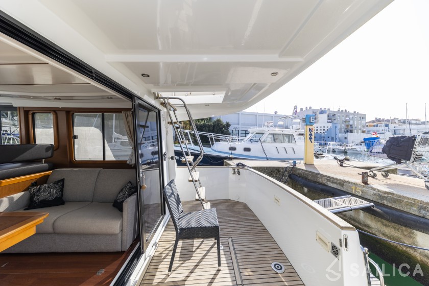 Swift Trawler 34 Fly - Yacht Charter Sailica