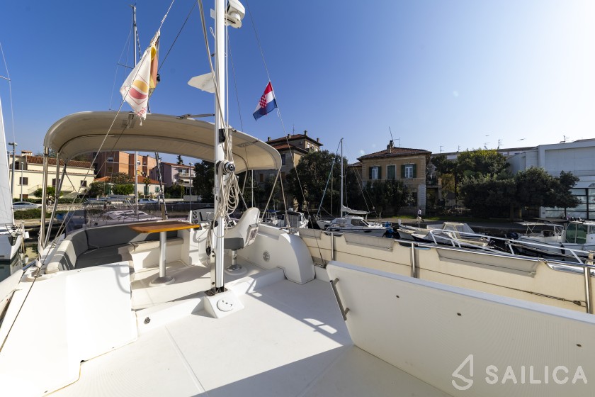 Swift Trawler 34 Fly - Yacht Charter Sailica