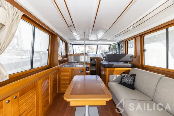 Swift Trawler 34 Fly - Yacht Charter Sailica