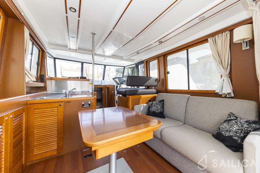 Swift Trawler 34 Fly - Yacht Charter Sailica