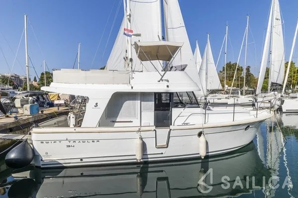 Swift Trawler 34 Fly - Yacht Charter Sailica
