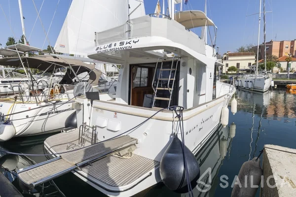 Swift Trawler 34 Fly - Yacht Charter Sailica