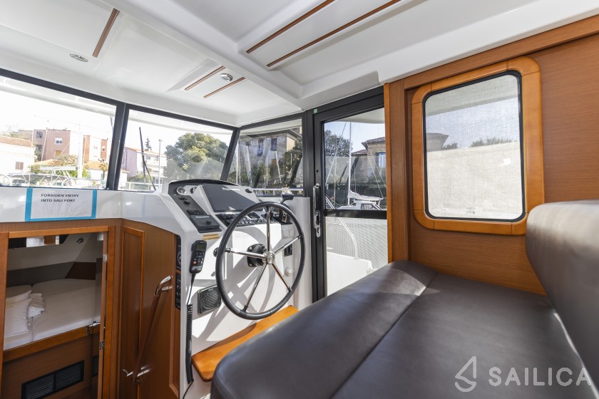 Swift Trawler 34 Fly - Yacht Charter Sailica
