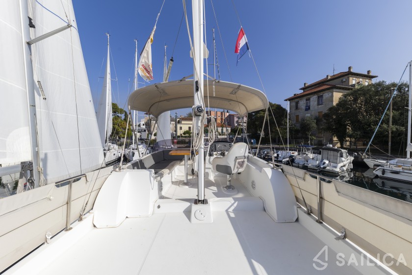 Swift Trawler 34 Fly - Yacht Charter Sailica