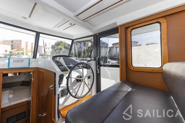 Swift Trawler 34 Fly - Yacht Charter Sailica