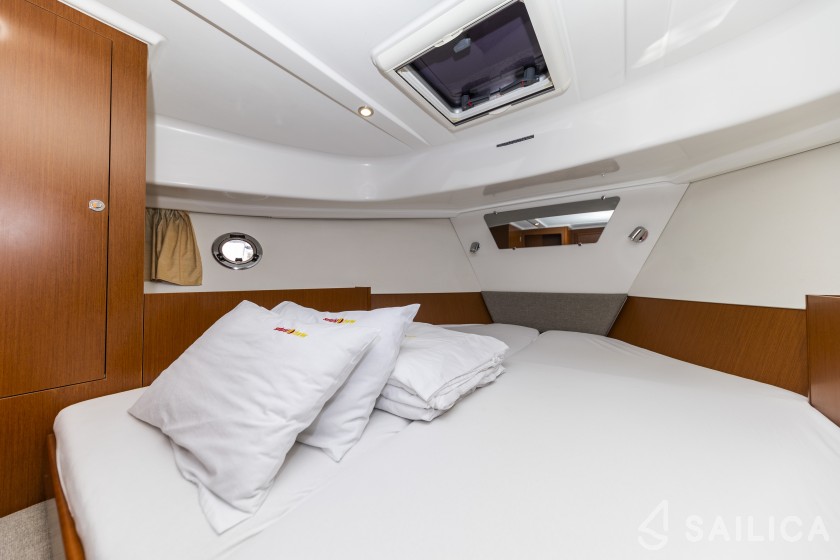Swift Trawler 34 Fly - Yacht Charter Sailica