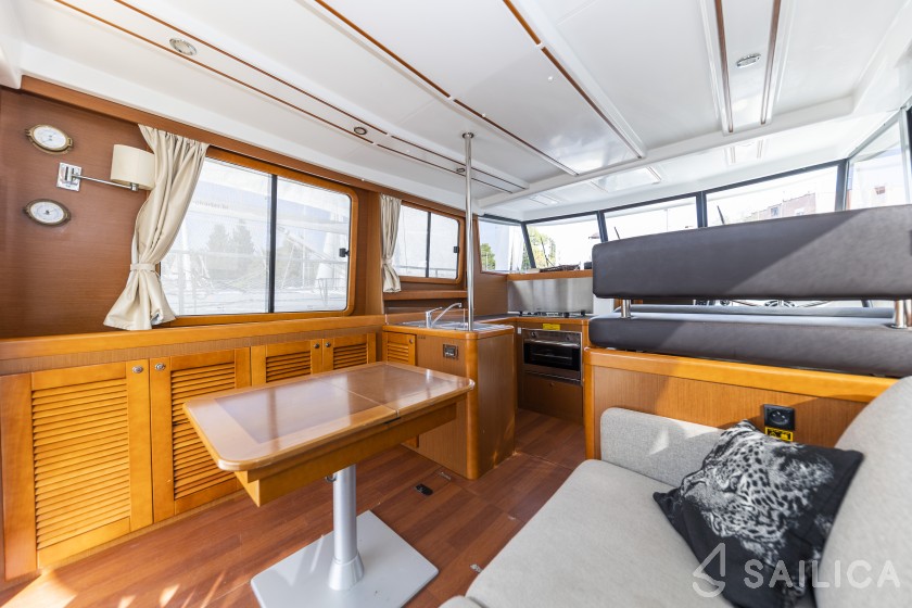 Swift Trawler 34 Fly - Yacht Charter Sailica