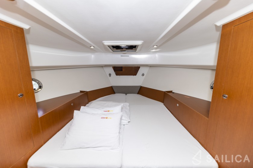 Swift Trawler 34 Fly - Yacht Charter Sailica