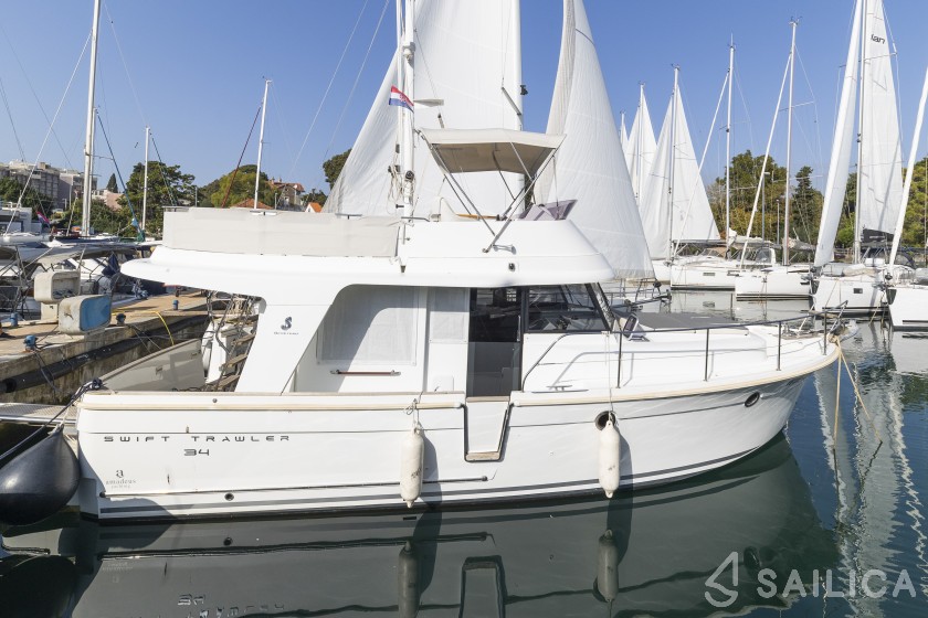 Swift Trawler 34 Fly - Yacht Charter Sailica
