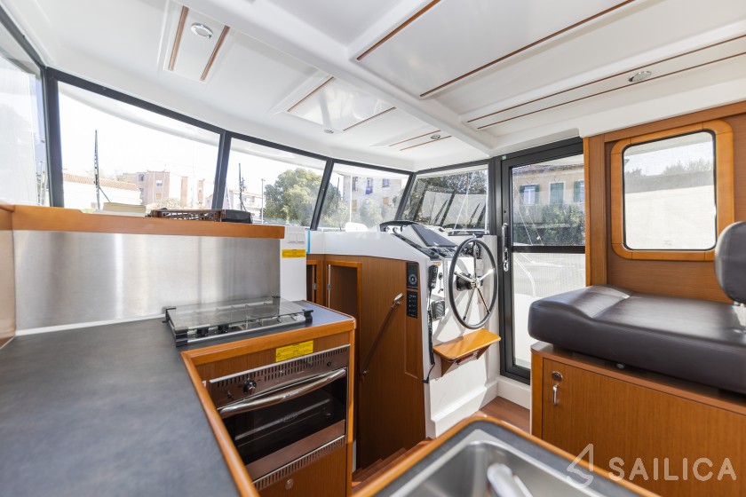 Swift Trawler 34 Fly - Yacht Charter Sailica