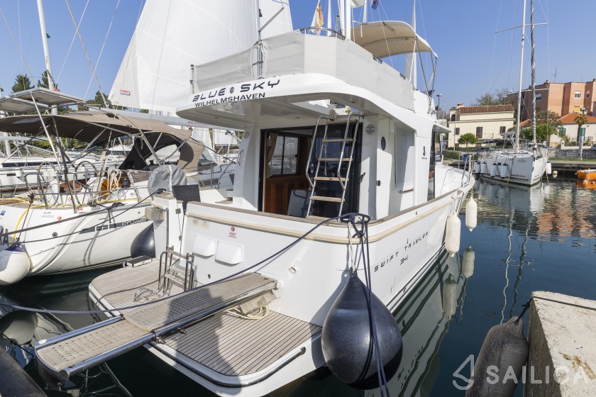 Swift Trawler 34 Fly - Yacht Charter Sailica