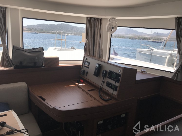 Lagoon 42 - Yacht Charter Sailica
