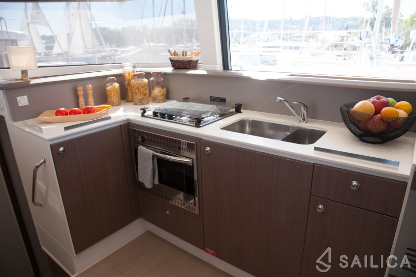 Bali 4.1 - Yacht Charter Sailica