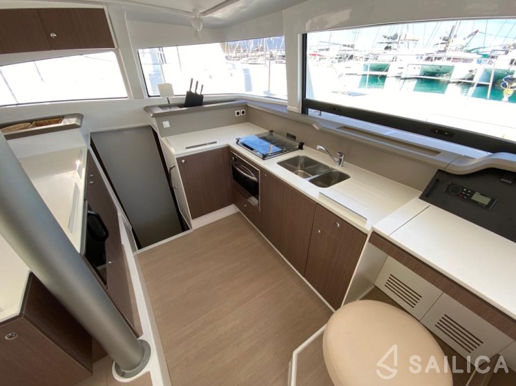 Bali 4.1 - Yacht Charter Sailica