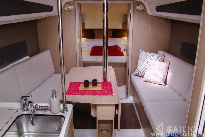Oceanis 30.1 - Yacht Charter Sailica
