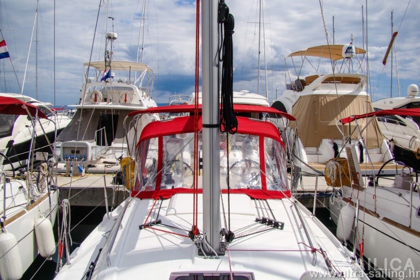 Oceanis 30.1 - Yacht Charter Sailica