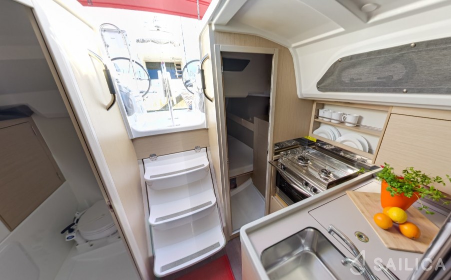 Oceanis 30.1 - Yacht Charter Sailica