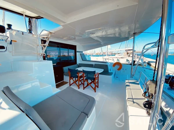 Lagoon 42 - Yacht Charter Sailica