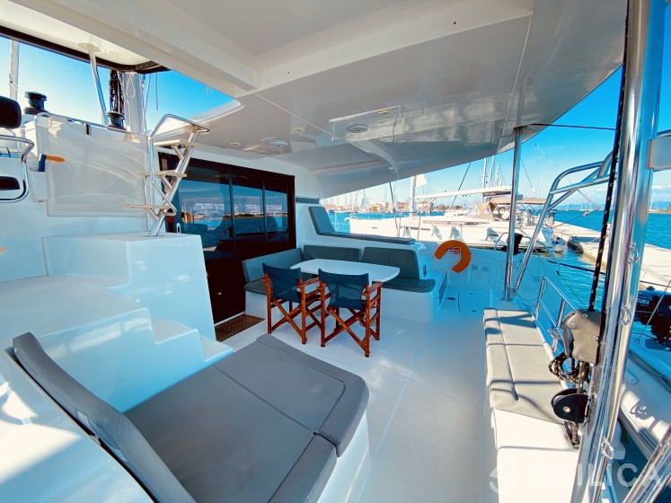Lagoon 42 - Yacht Charter Sailica