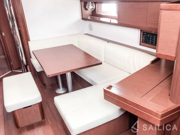 Oceanis 45 - Yacht Charter Sailica