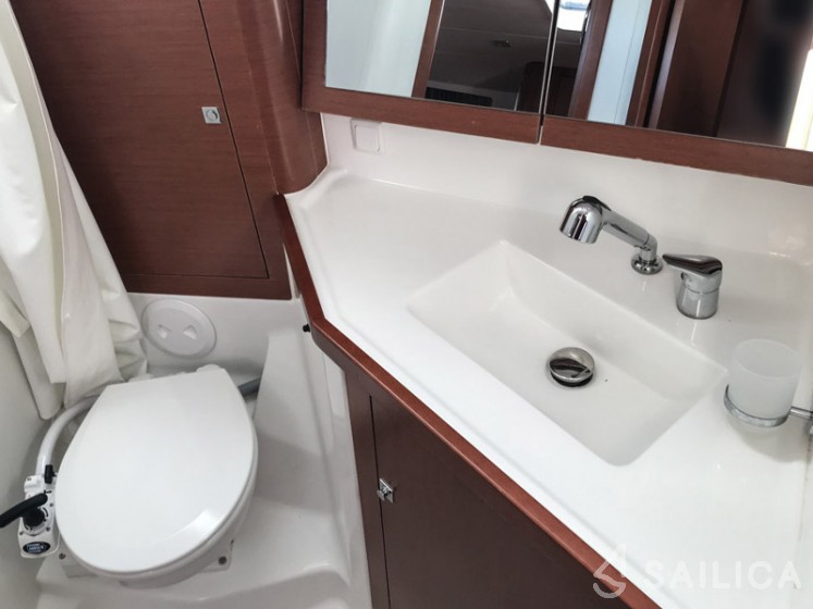 Oceanis 45 - Yacht Charter Sailica